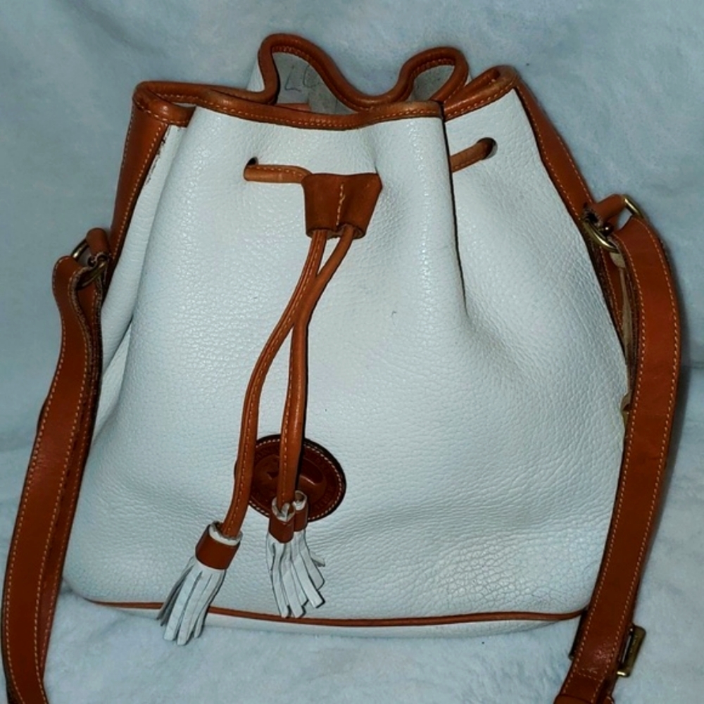 Dooney&BourkeVintageAWL White&Tan DrawstringBucketBag. TasselStyleDrawstring.EUC